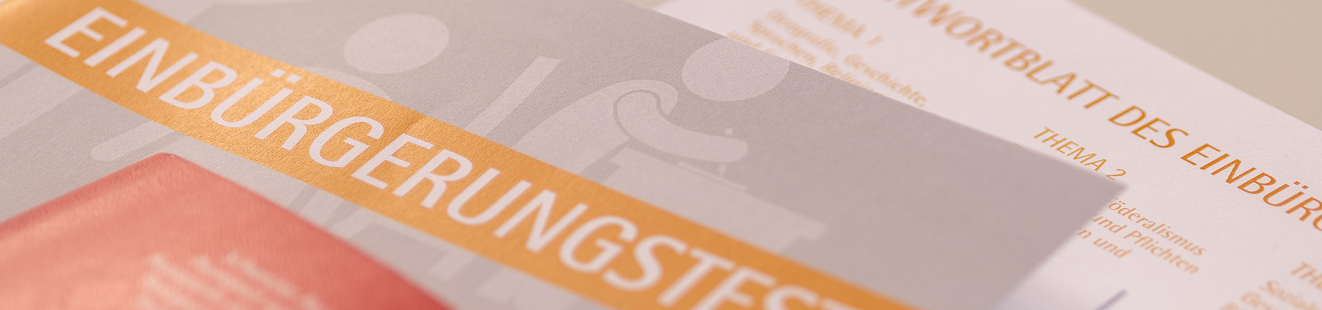 Nahaufnahme des Einbürgerungstextes und des Schweizer Passes