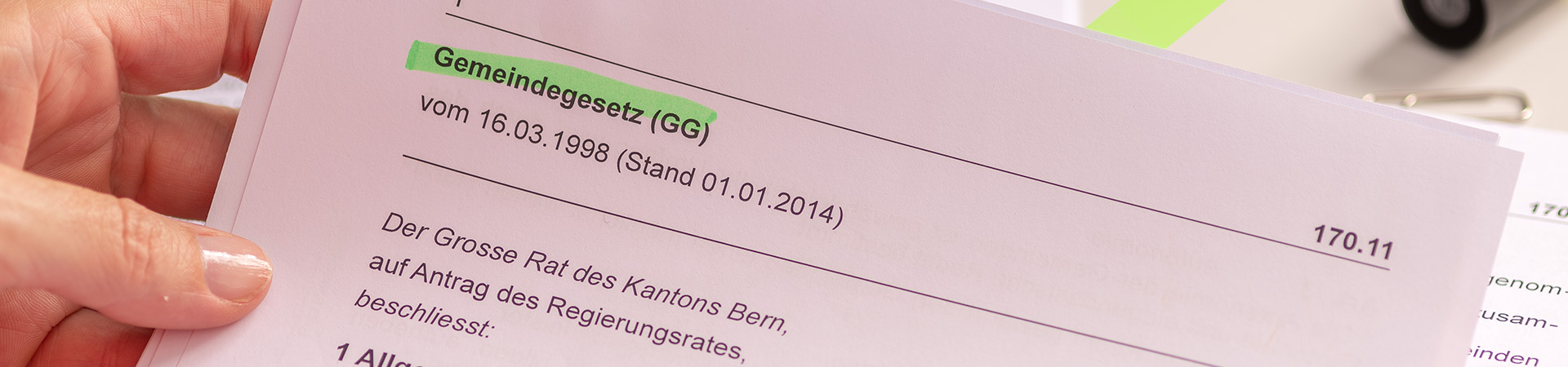 Nahaufnahme einer Hand die ein Ausdruck des Gemeindegesetztes hält