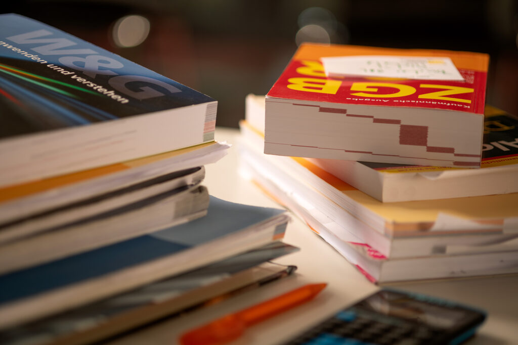 Rechter und linker Rand sind Schulbücher Wie ZGB aufeinander gestapelt.