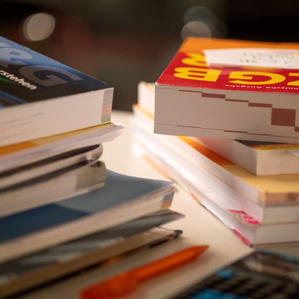 Rechter und linker Rand sind Schulbücher Wie ZGB aufeinander gestapelt.
