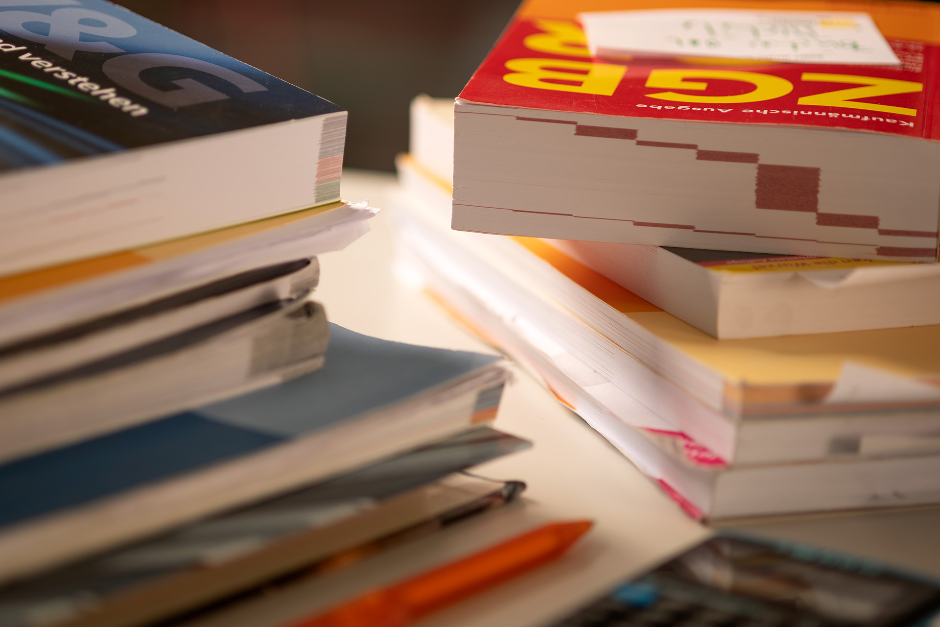 Rechter und linker Rand sind Schulbücher Wie ZGB aufeinander gestapelt.